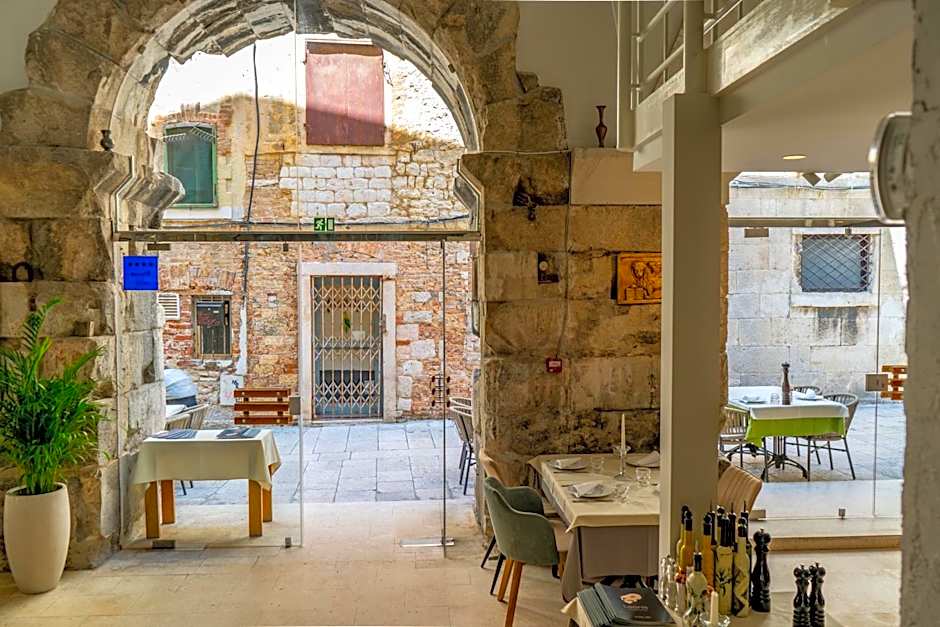 Leonis Restaurant & Rooms