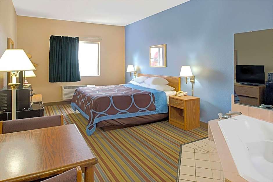 Super 8 by Wyndham Pontoon Beach IL/St. Louis MO Area