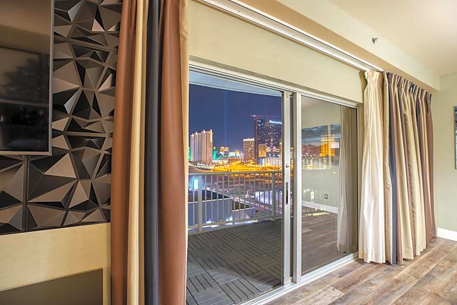 2100 SqFt Penthouse Suite W/ Strip Views! POOL GYM