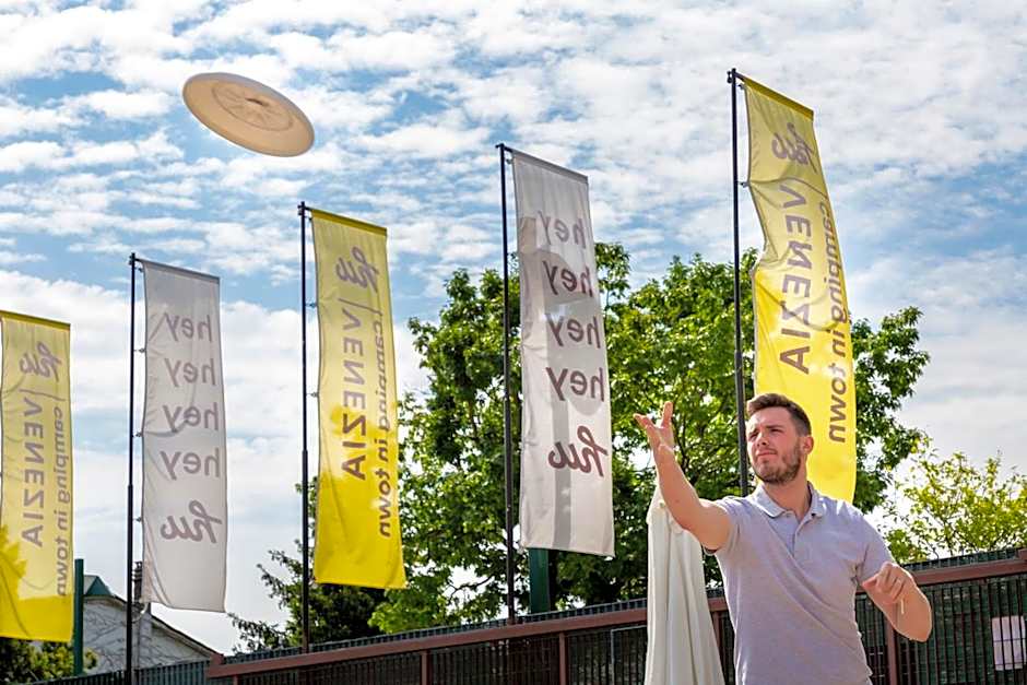 hu Venezia Camping in Town