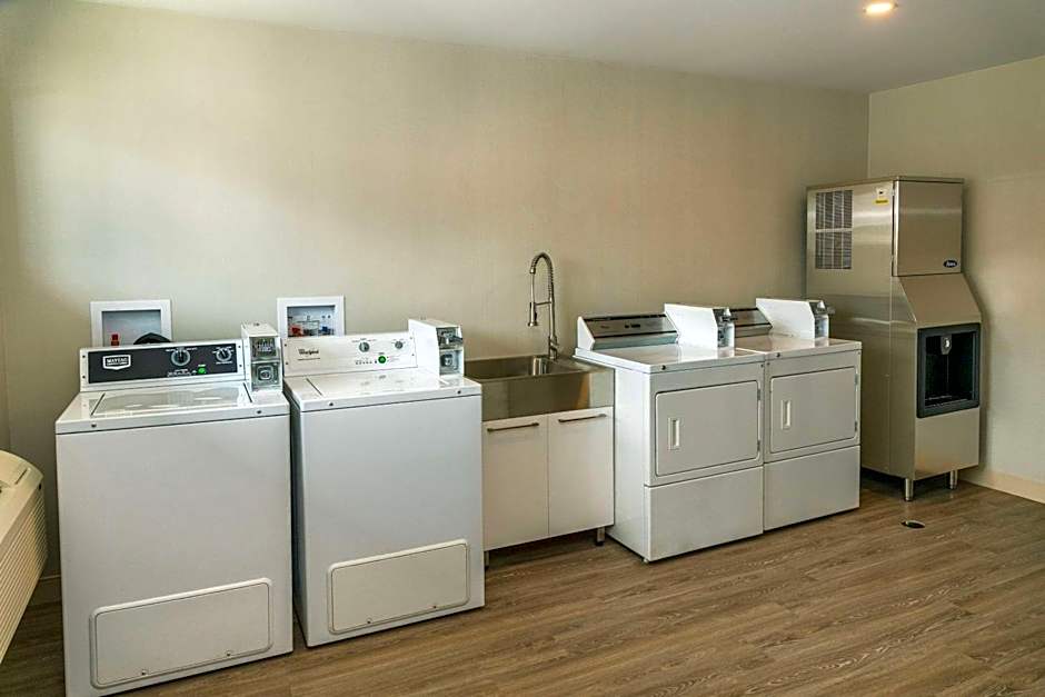 Econo Lodge Inn & Suites