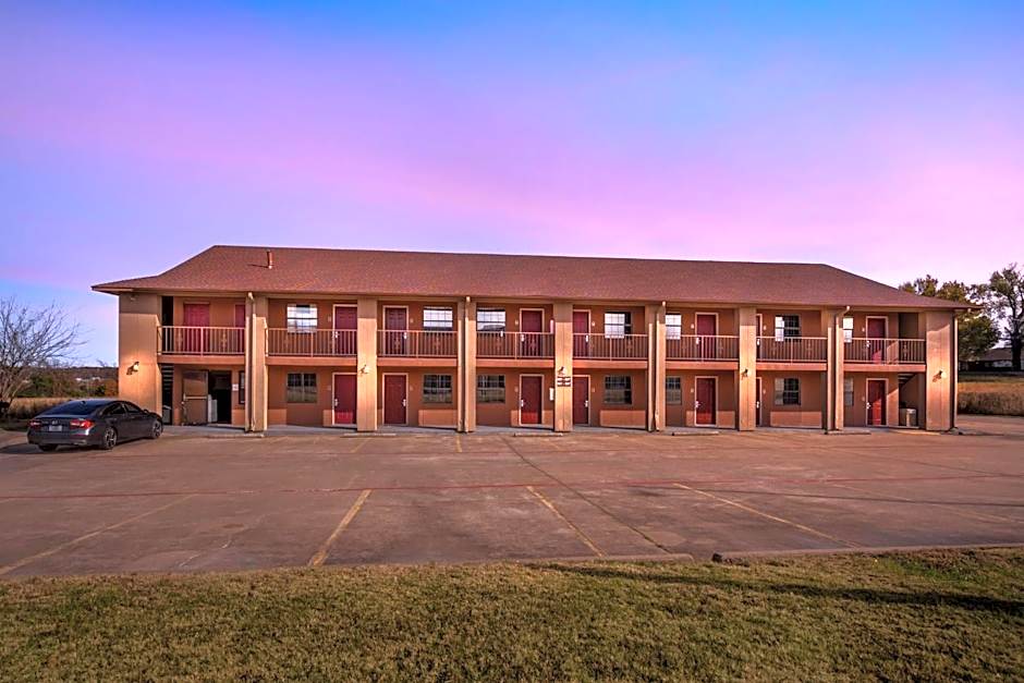 Red Roof Inn & Suites Sulphur Springs