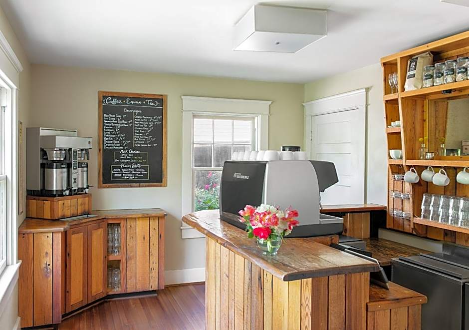 Oakhurst Inn at the University