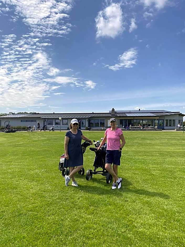 När golfklubb stugbyn