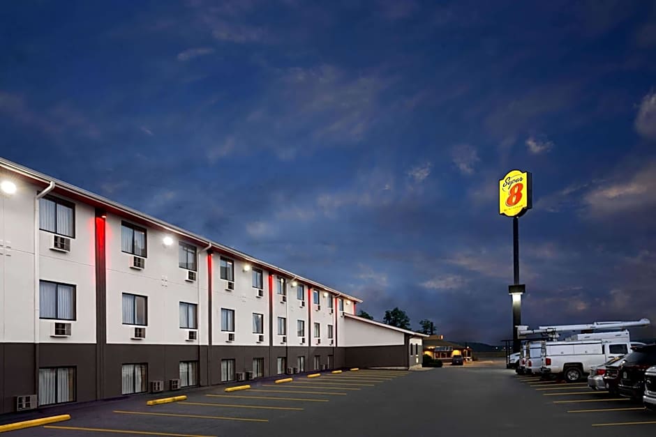 Super 8 by Wyndham St. Clairsville OH/Wheeling WV Area