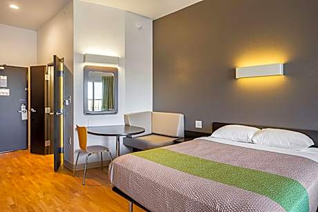 King Room with Roll-in Shower - Disability Access - Non-Smoking