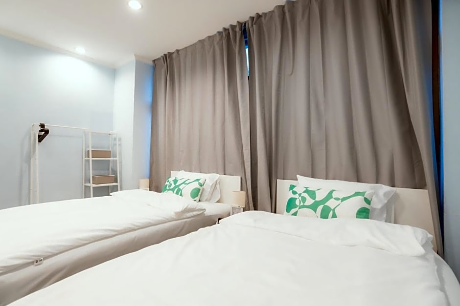 420 Hostel - Ekkamai Buds & Beds