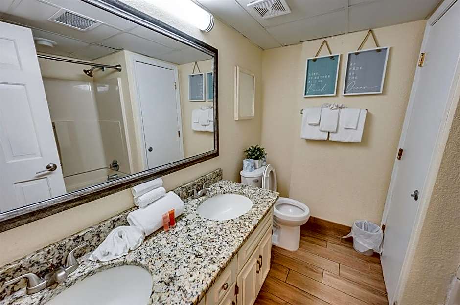 Oceanfront Views, Recently Renovated Kitchen,Pools