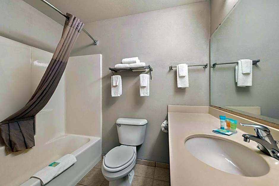 Rodeway Inn & Suites