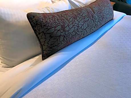 Large King Room with Balcony and Whirlpool - Non-Smoking