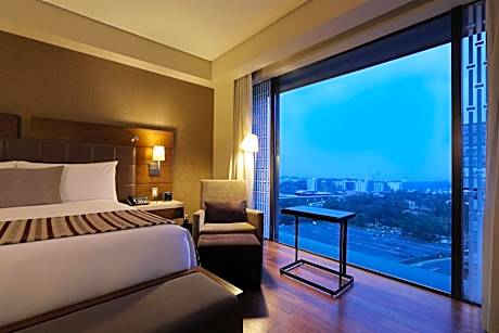 Executive level Guest room, 1 King Bed, City view