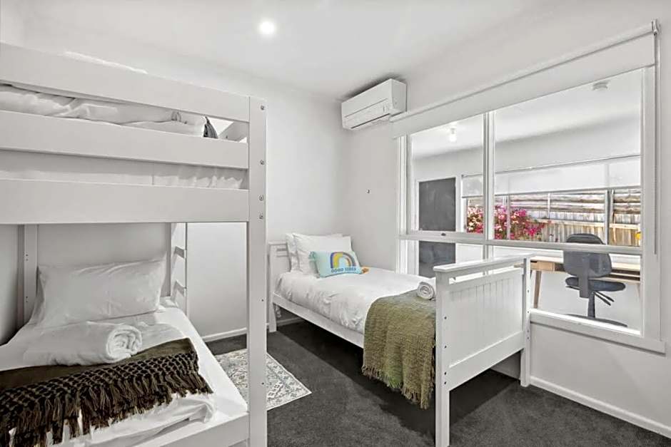 Torquay Springs with pool 600m to beach