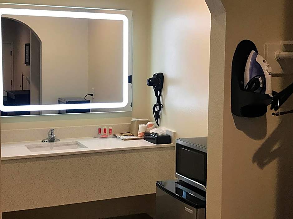 Econo Lodge Inn & Suites