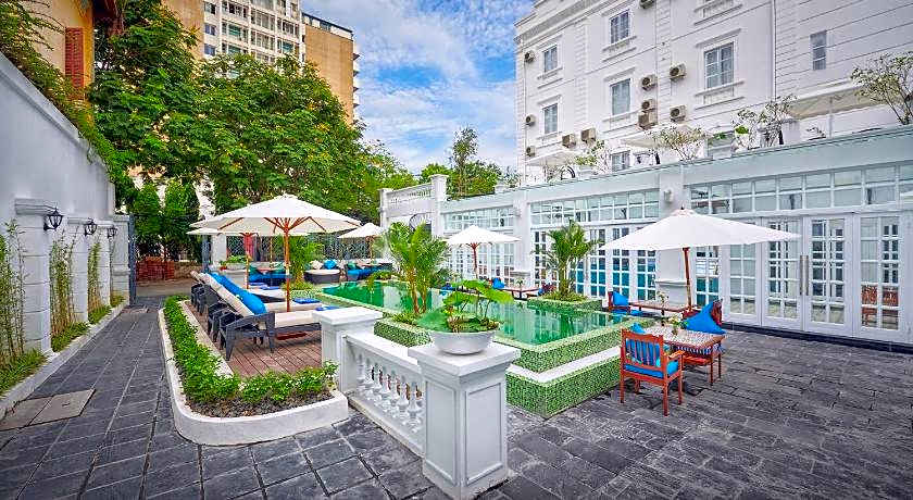 Manoir Des Arts Hotel