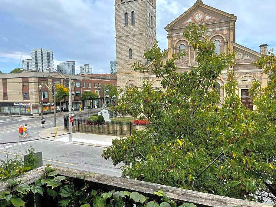 Superb Spacious Loft Old Toronto near Distillery District