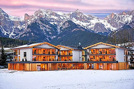 Wellness und Brunch Hotel MorgenZeit beheizter Naturpool mit Sandstrand Genuss Frühstück bis 13 Uhr Hochkönig Sommercard