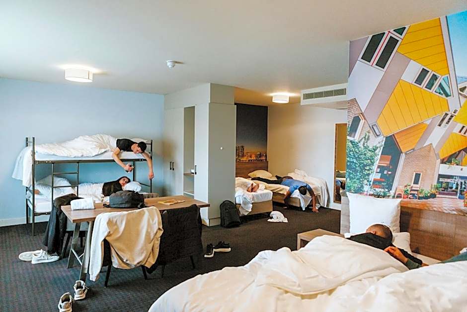 Rotterdam Teleport Hotel