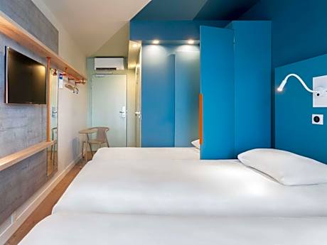 Standard Twin Room with Retractable Bed