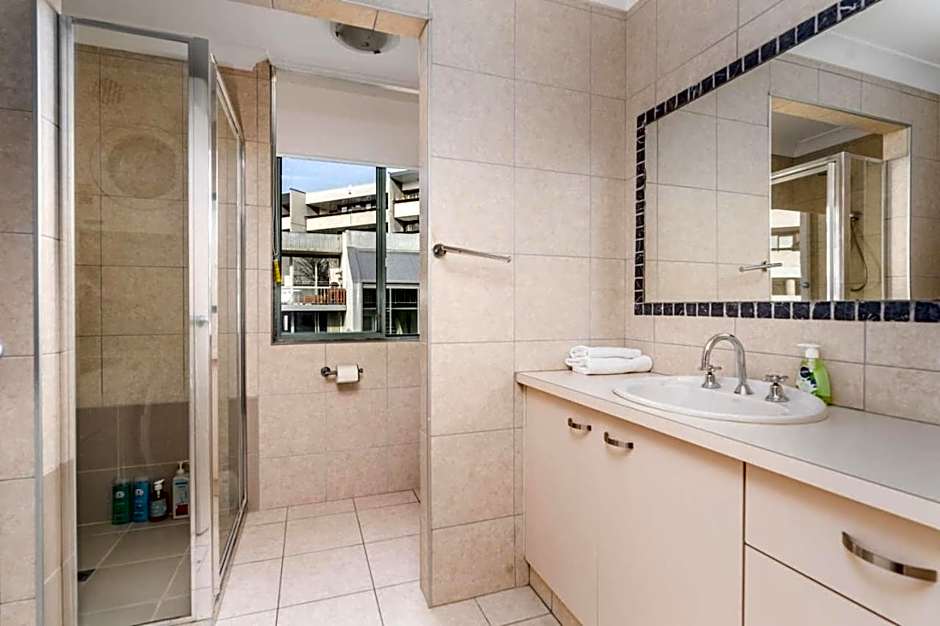 Howitt Place Apt minutes to Parliamentary Triangle - Hosted by Canstay