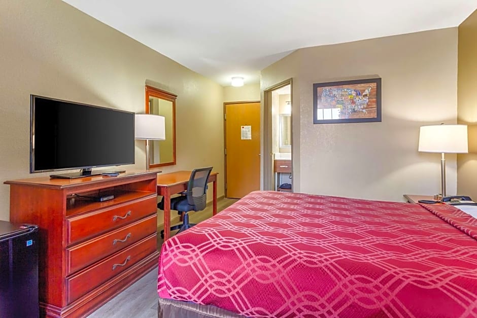 Econo Lodge Inn And Suites