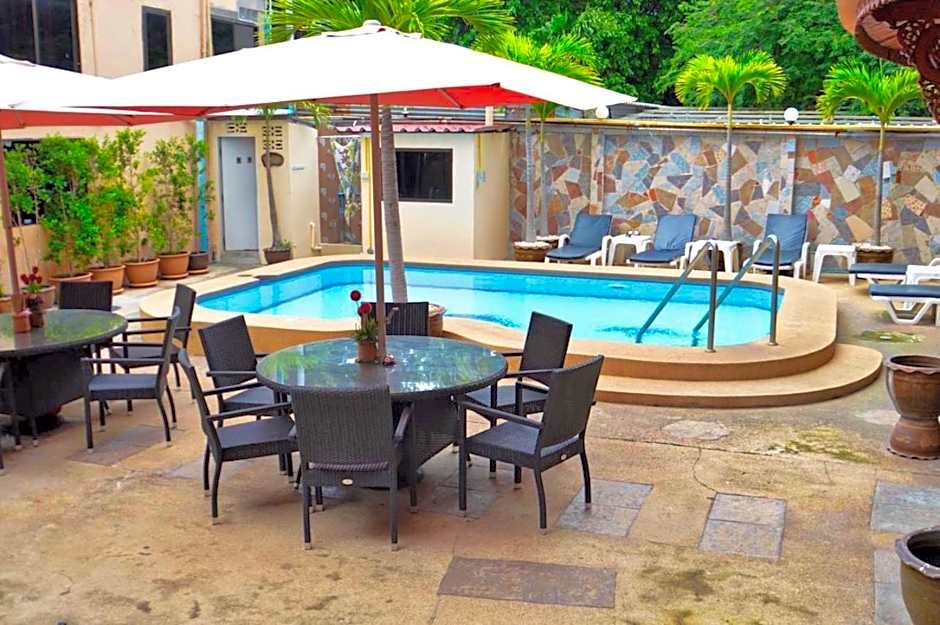 Phratamnak Inn - 100 meter from Beach