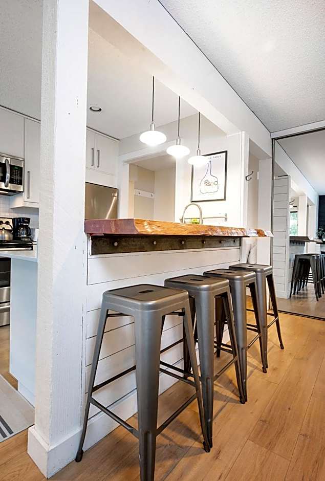 Group Stays - Large Renovated Apartment with Pool and Hot Tub