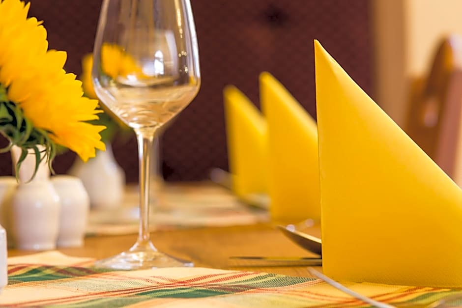 Hotel Selsky Dvur - Bohemian Village Courtyard