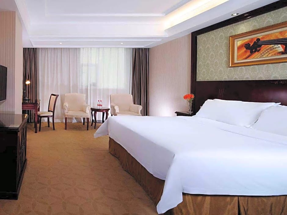 Vienna Hotel Shenzhen Bao'an Qianjin Road 1st Baotian Road Metro Station