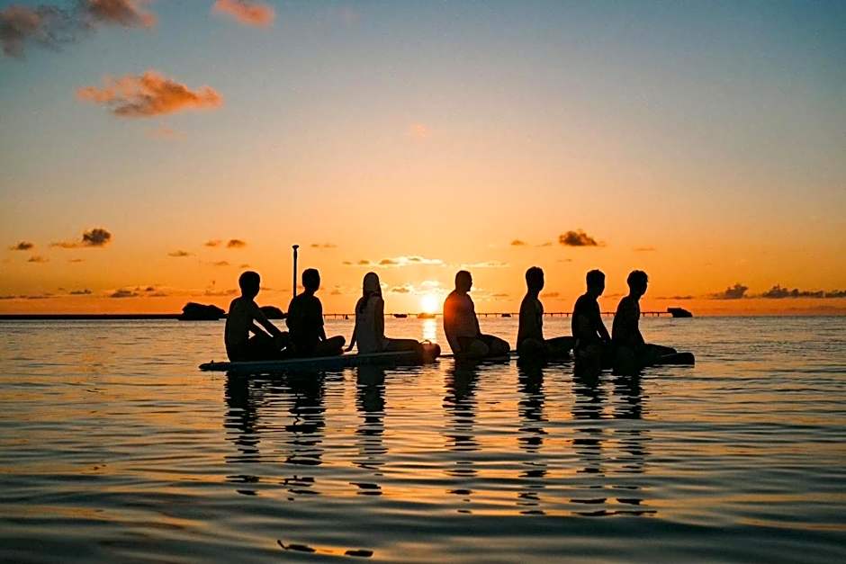 交流型ゲストハウス伊良部ジャーニーインIrabu Joureny INN#毎日みんなで夕食会#ゲストさんは20-30代が中心#海徒歩1分#空港車で5分#本格フィンランドサウナ付き#海と星と夕日が見える屋上あり