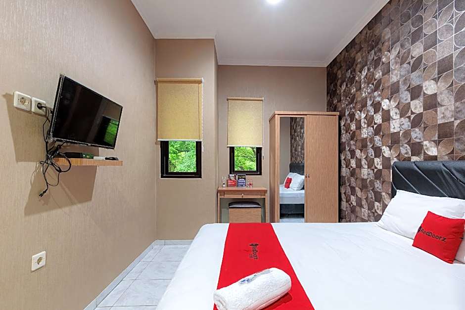 Urbanview Syariah Hotel Tiga ER near Karawang Central Plaza