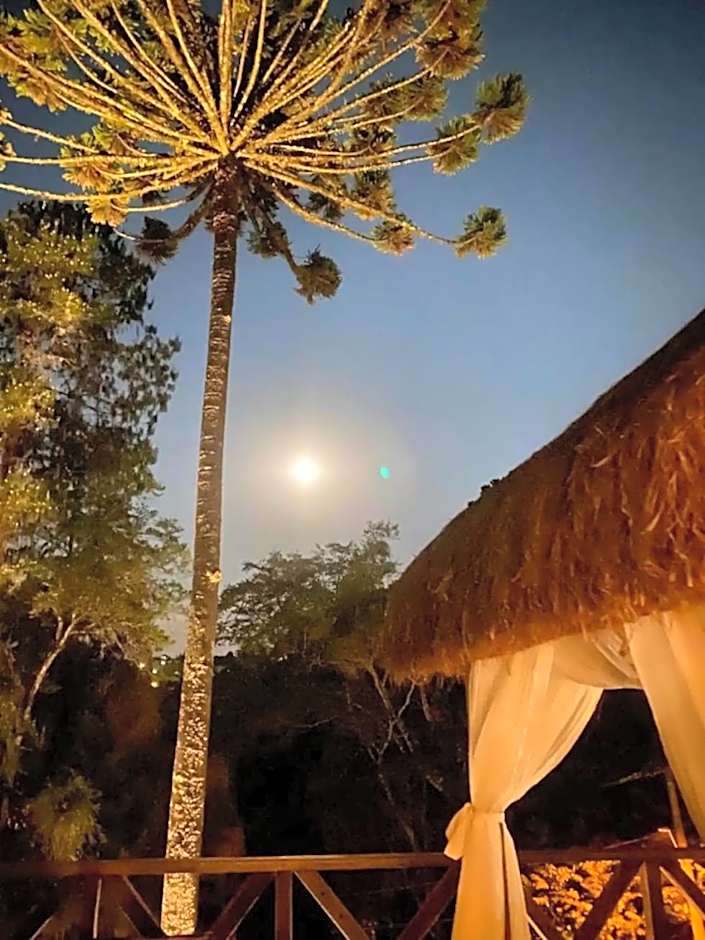 Chalét com jacuzzi sauna lareira e telao cinema
