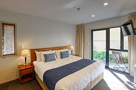 One-Bedroom Apartment with Courtyard