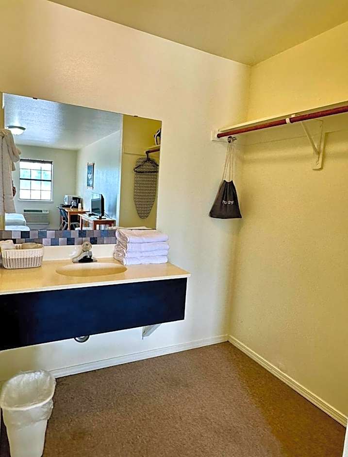 Lakeside Motel, Cabins and RV