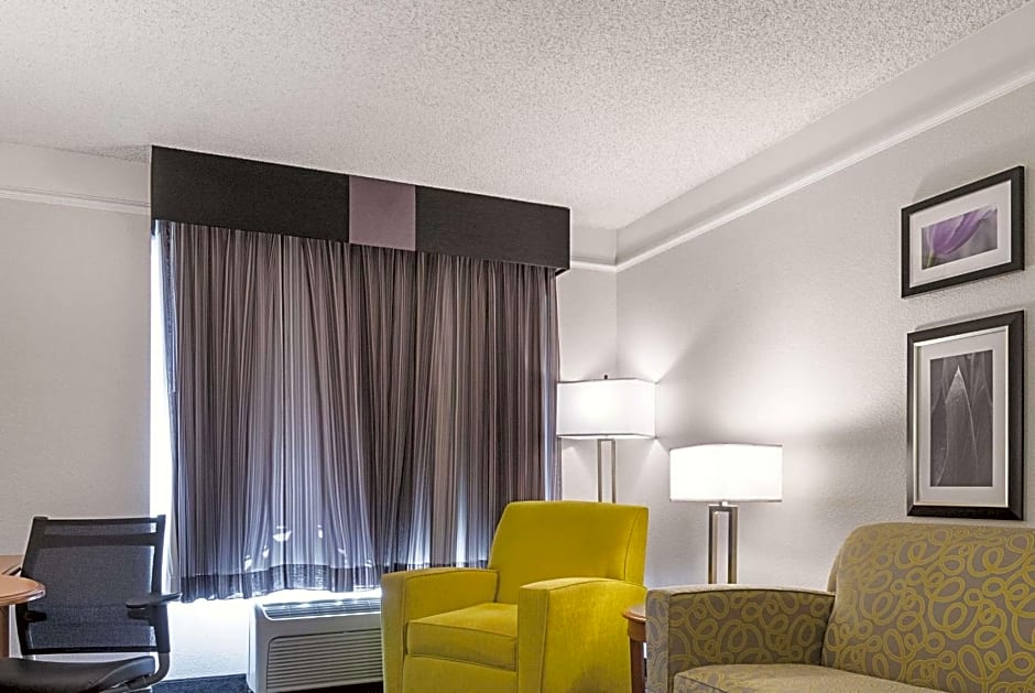 La Quinta Inn & Suites by Wyndham Ontario Airport