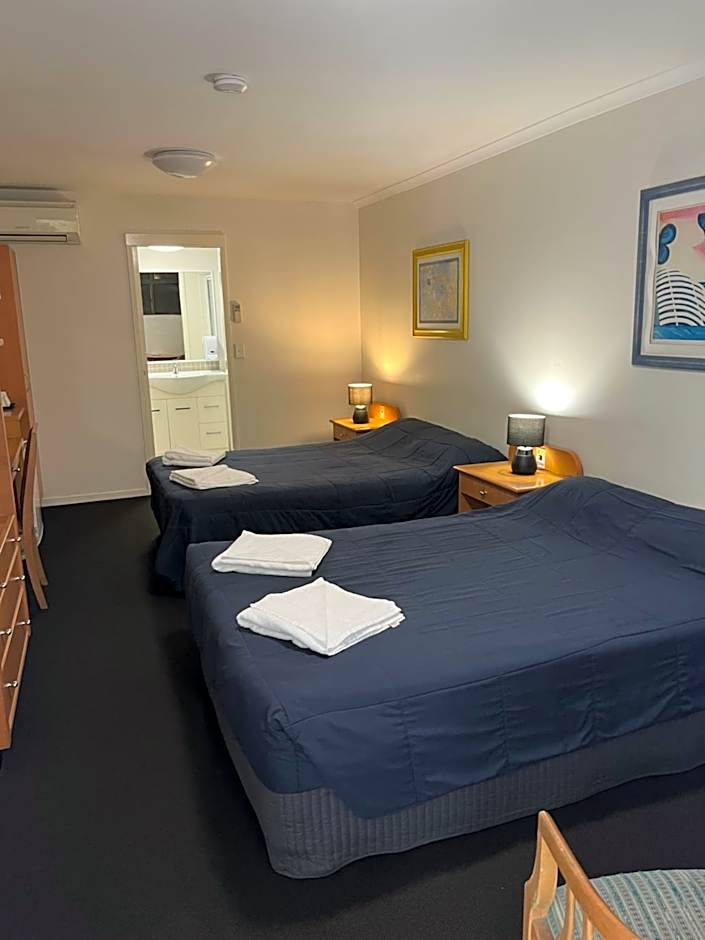 Queensport Tavern And Motel