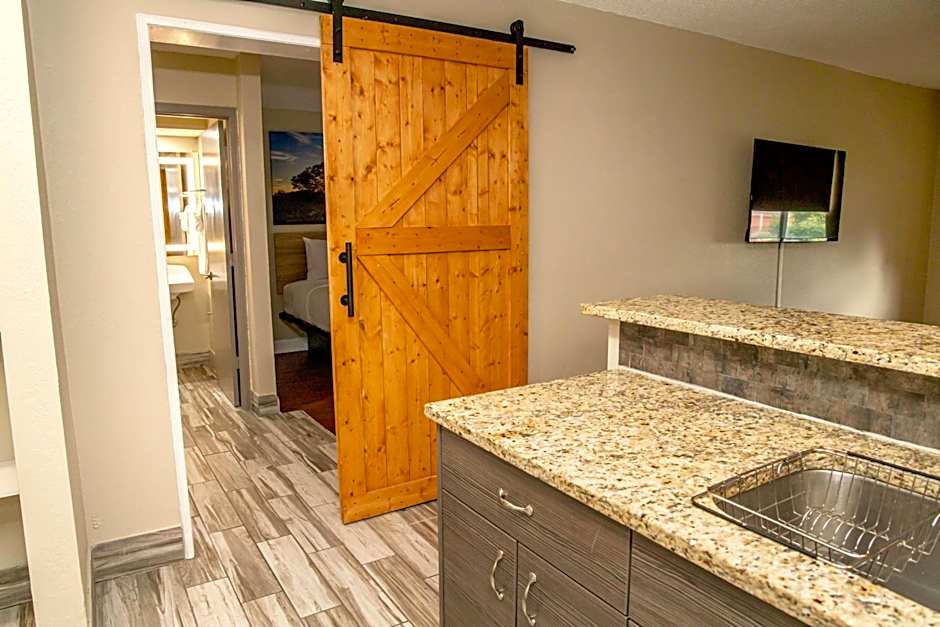 Days Inn and Suites by Wyndham Hammond, IN