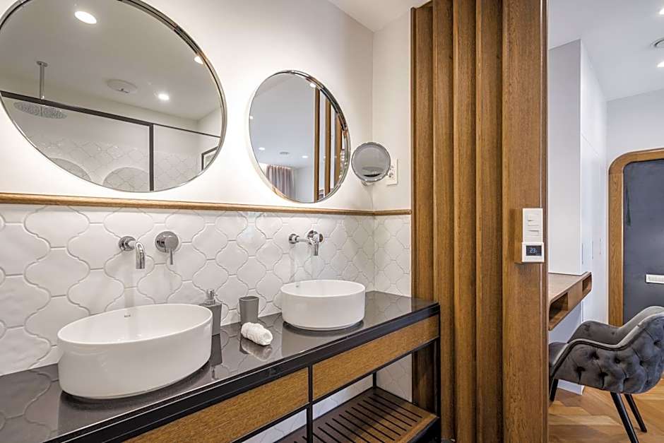 Budapest Eye- Boutique Suites, by BQA