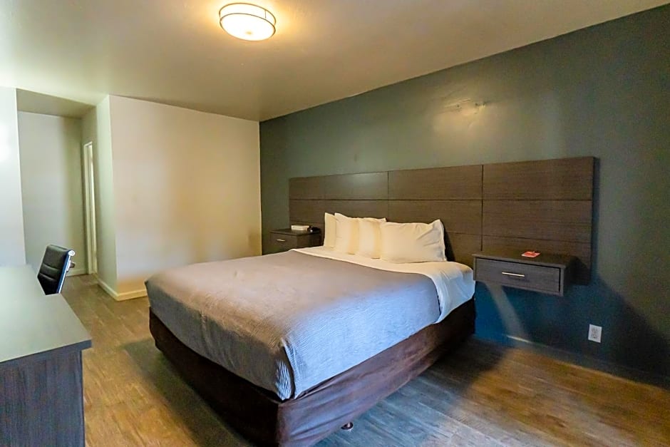 Econo Lodge Inn & Suites Heavenly Village Area