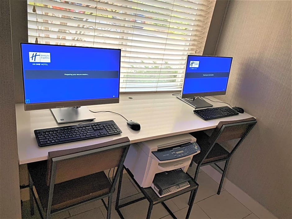 Holiday Inn Express Hotel & Suites Chicago-Libertyville By IHG