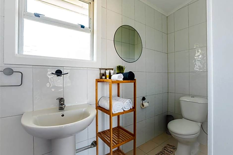 Frimley Lodge Motel - with Airport Shuttle service- Best Location in Town