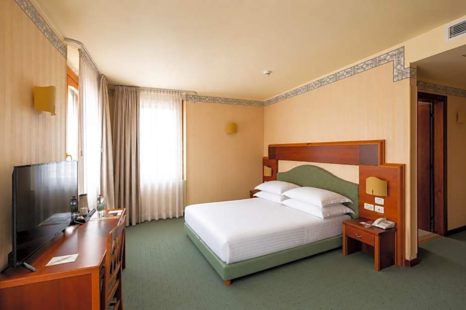 PHI Hotel Astoria