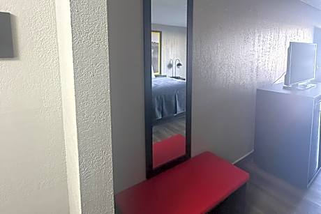 1 King Bed, Non-Smoking