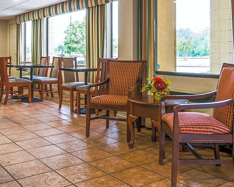 Econo Lodge Inn & Suites Columbus near Fort Benning