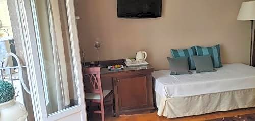 Smart Hotel Gallery House