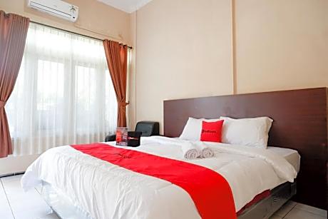 RedDoorz Plus near Stadion Wijaya Kusuma