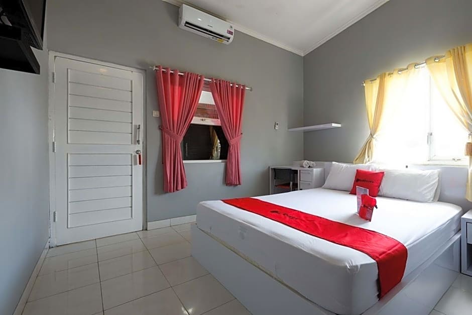 RedDoorz near Solo Square 3