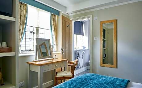 Double room-Ensuite with Shower-River view