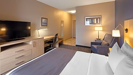 1 Queen Bed Non-Smoking Pillow Top Mattress Refrigerator High Speed Internet Access Full Breakfast