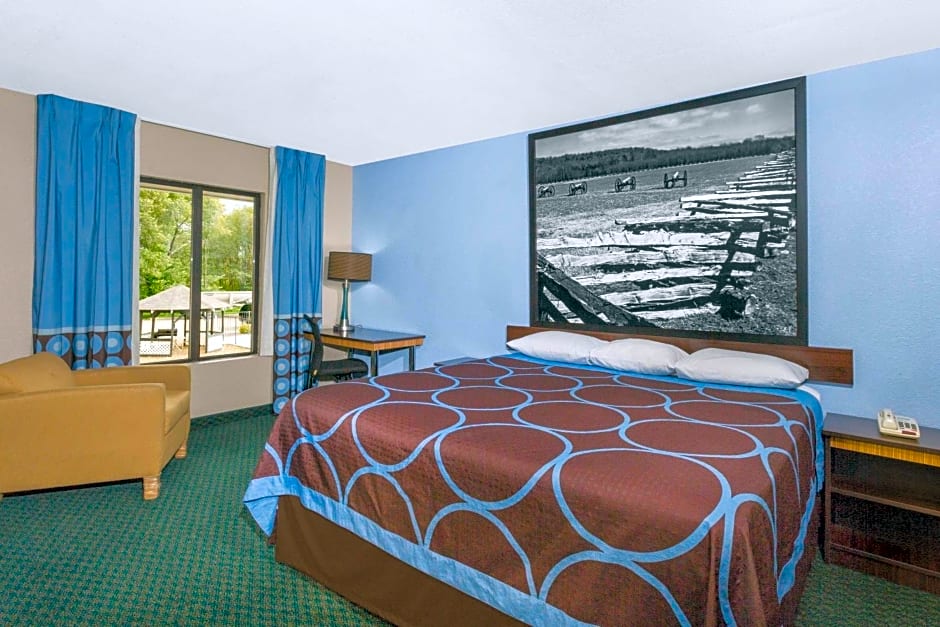 Super 8 by Wyndham Bentonville