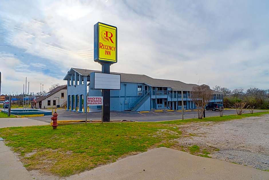 Regency Inn By OYO Three Rivers
